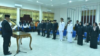 Keterangan Gambar: Bupati Aceh Tamiang, Irjen Pol. (Purn) Drs. Armia Pahmi, MH, melantik sekaligus mengambil sumpah 16 Pejabat Administrator
