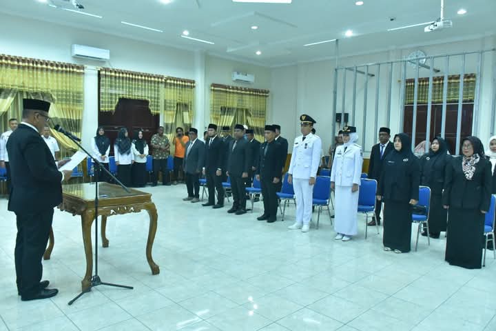 Keterangan Gambar: Bupati Aceh Tamiang, Irjen Pol. (Purn) Drs. Armia Pahmi, MH, melantik sekaligus mengambil sumpah 16 Pejabat Administrator
