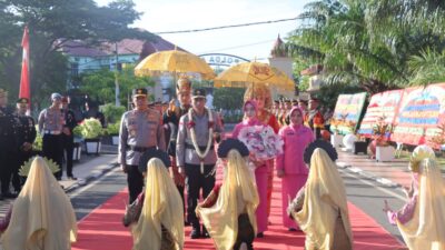 Keterangan Gambar: Kapolda Aceh yang baru, Brigjen Pol Drs. Marzuki Ali Basyah, bersama istri Ny. Irawati Marzuki