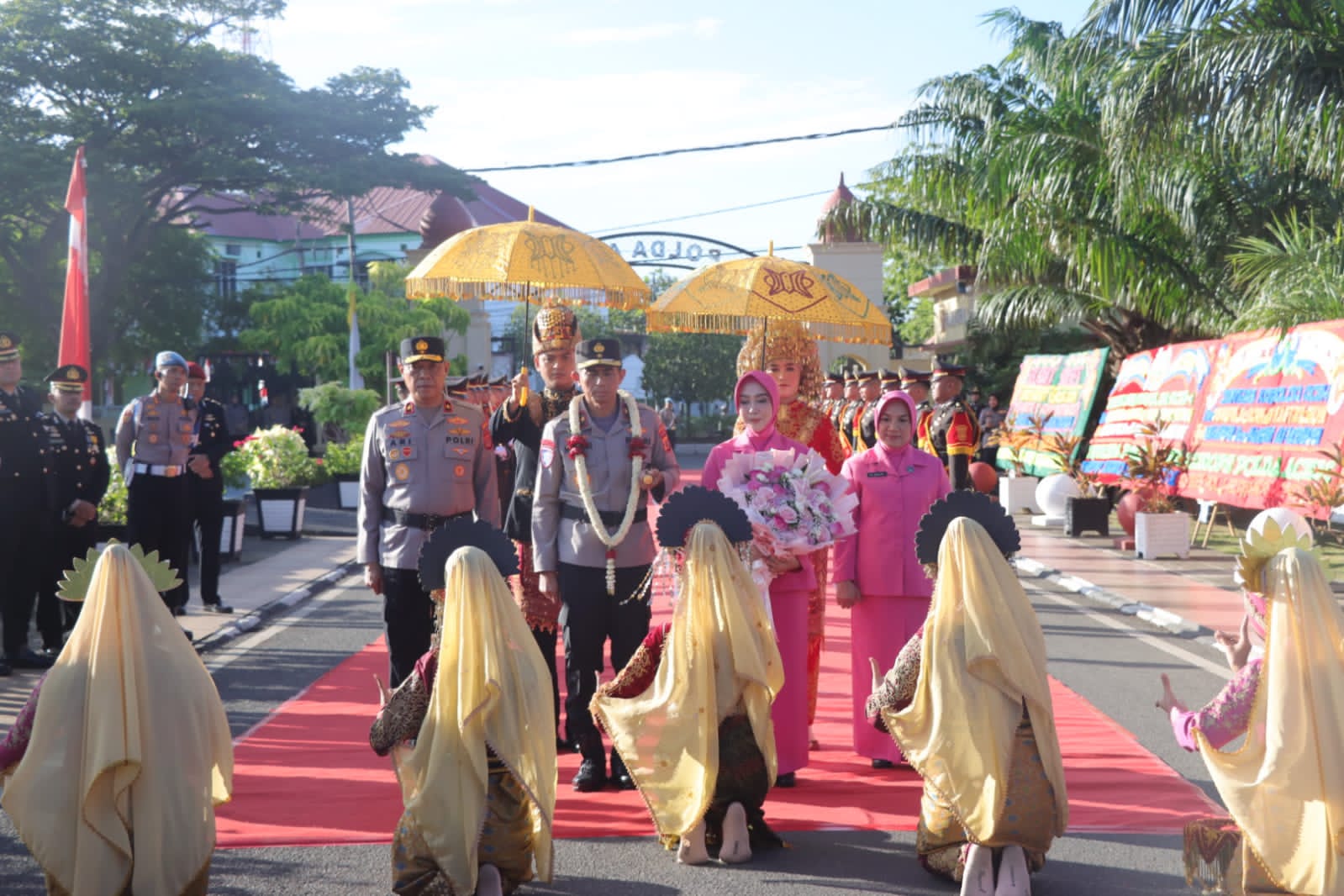 Keterangan Gambar: Kapolda Aceh yang baru, Brigjen Pol Drs. Marzuki Ali Basyah, bersama istri Ny. Irawati Marzuki