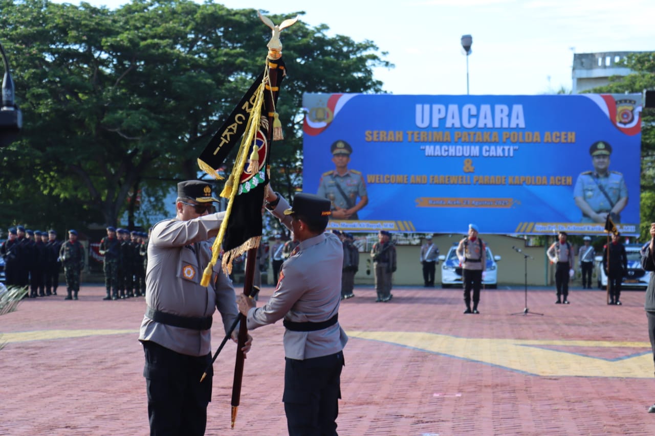 Keterangan Gambar: Brigjen Marzuki Ali Basyah dan Irjen Achmad Kartiko Serah Terima Pataka Machdum Sakti