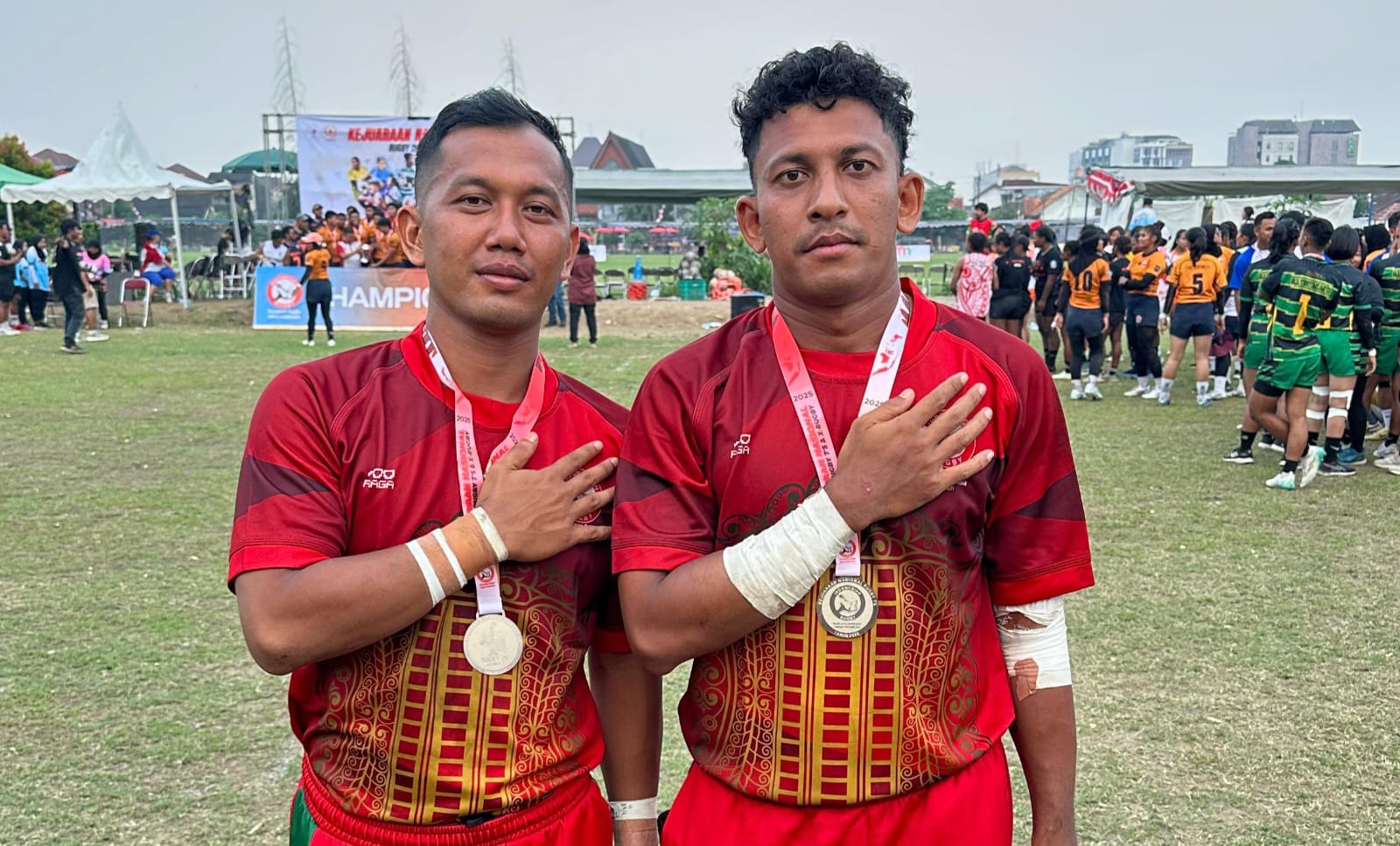 Keterangan Gambar: Briptu Leo Firman, Polres Aceh Barat dan Bripda Muhibbuth Thabari Polres Aceh Selatan 2 Personil Polri Perkuat Tim Rugby Meraih Medali Perak