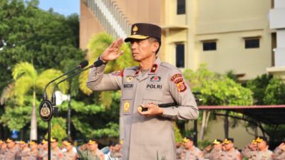 Keterangan Gambar: Kapolda Aceh, Brigjen Pol Drs. Marzuki Ali Basyah, memimpin apel perdana usai resmi menjabat di Lapangan Apel Polda Aceh