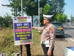 Unit Lantas Polsek Balongbendo Pasang Himbauan di Jalur Rawan Kecelakaan