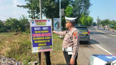 Unit Lantas Polsek Balongbendo Pasang Himbauan di Jalur Rawan Kecelakaan