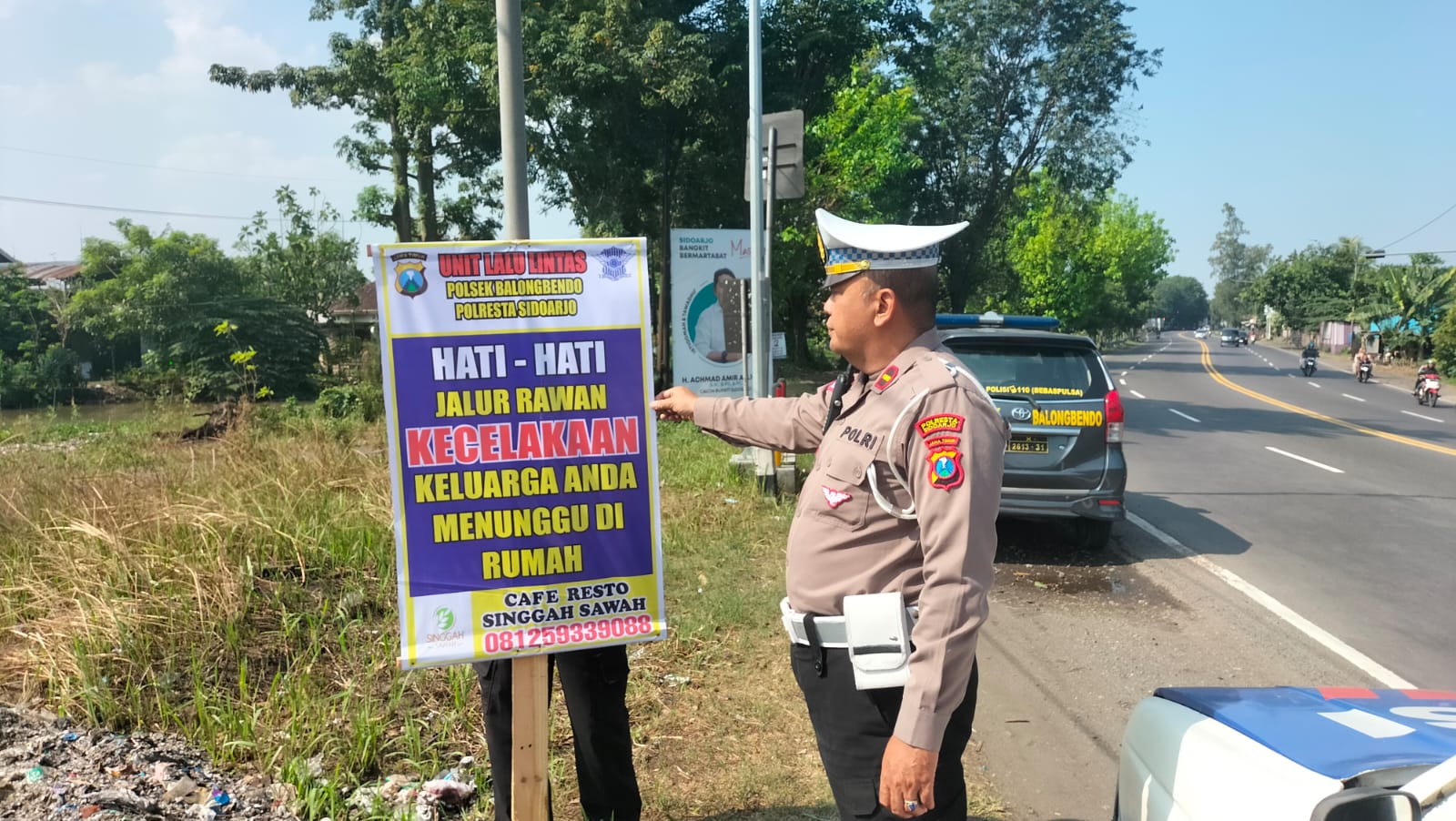Unit Lantas Polsek Balongbendo Pasang Himbauan di Jalur Rawan Kecelakaan