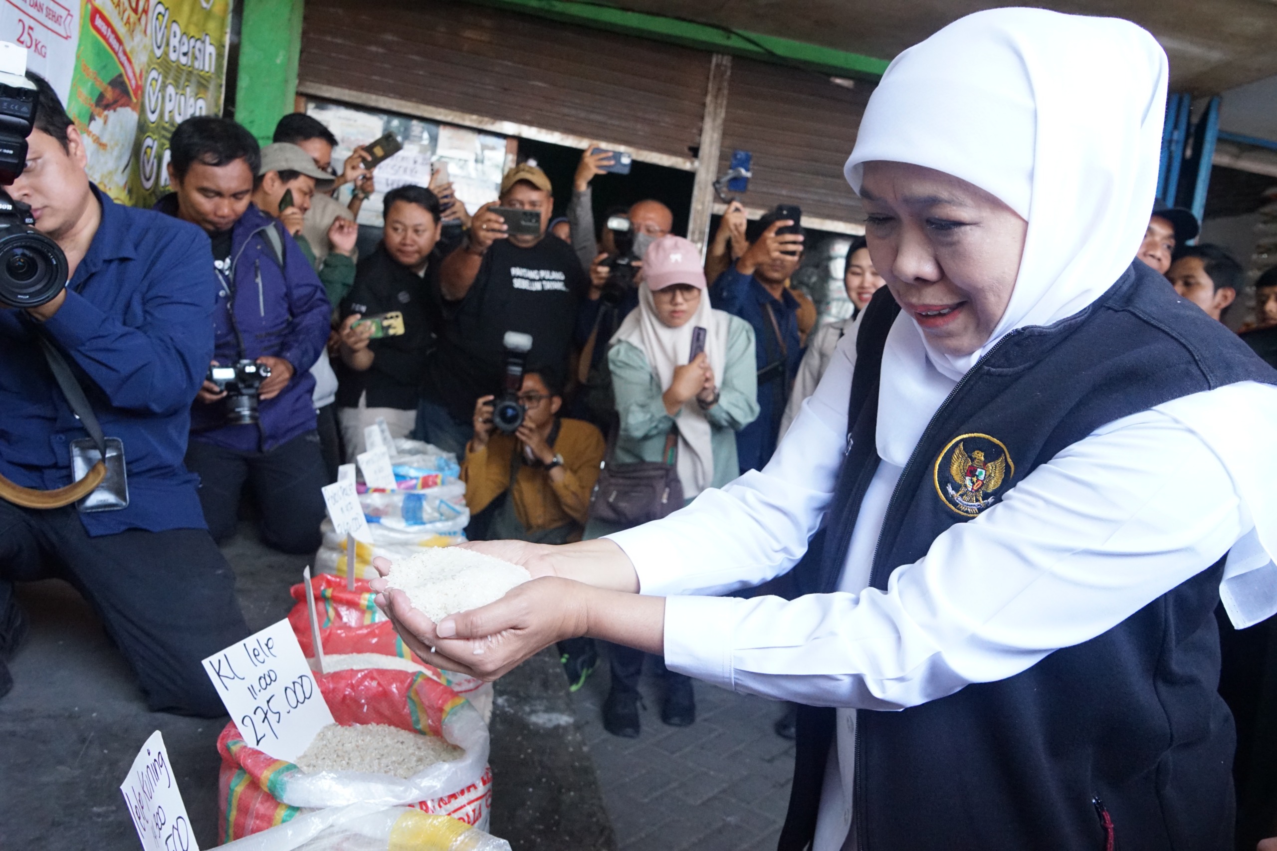 Gubernur Jatim Tinjau Distribusi Beras SPHP di Pasar Larangan Sidoarjo, Pastikan Ketersediaan untuk Masyarakat