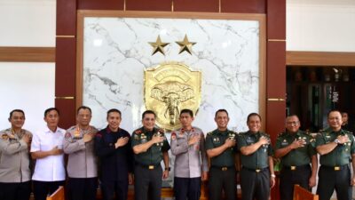 Keterangan Gambar: Kapolda Aceh Brigjen Pol. Drs. Marzuki Ali Basyah bersilaturahmi ke Pangdam Iskandar Muda (IM) Mayjen TNI Niko Fahrizal
