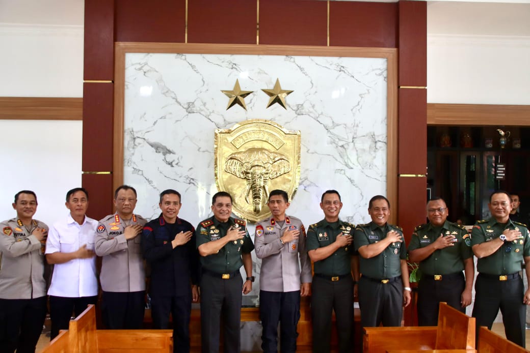 Keterangan Gambar: Kapolda Aceh Brigjen Pol. Drs. Marzuki Ali Basyah bersilaturahmi ke Pangdam Iskandar Muda (IM) Mayjen TNI Niko Fahrizal