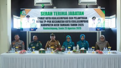 Keterangan Gambar: Bupati Aceh Tamiang, Irjen Pol. (Purn) Drs. Armia Pahmi, MH, memimpin prosesi serah terima jabatan Camat Kota Kualasimpang