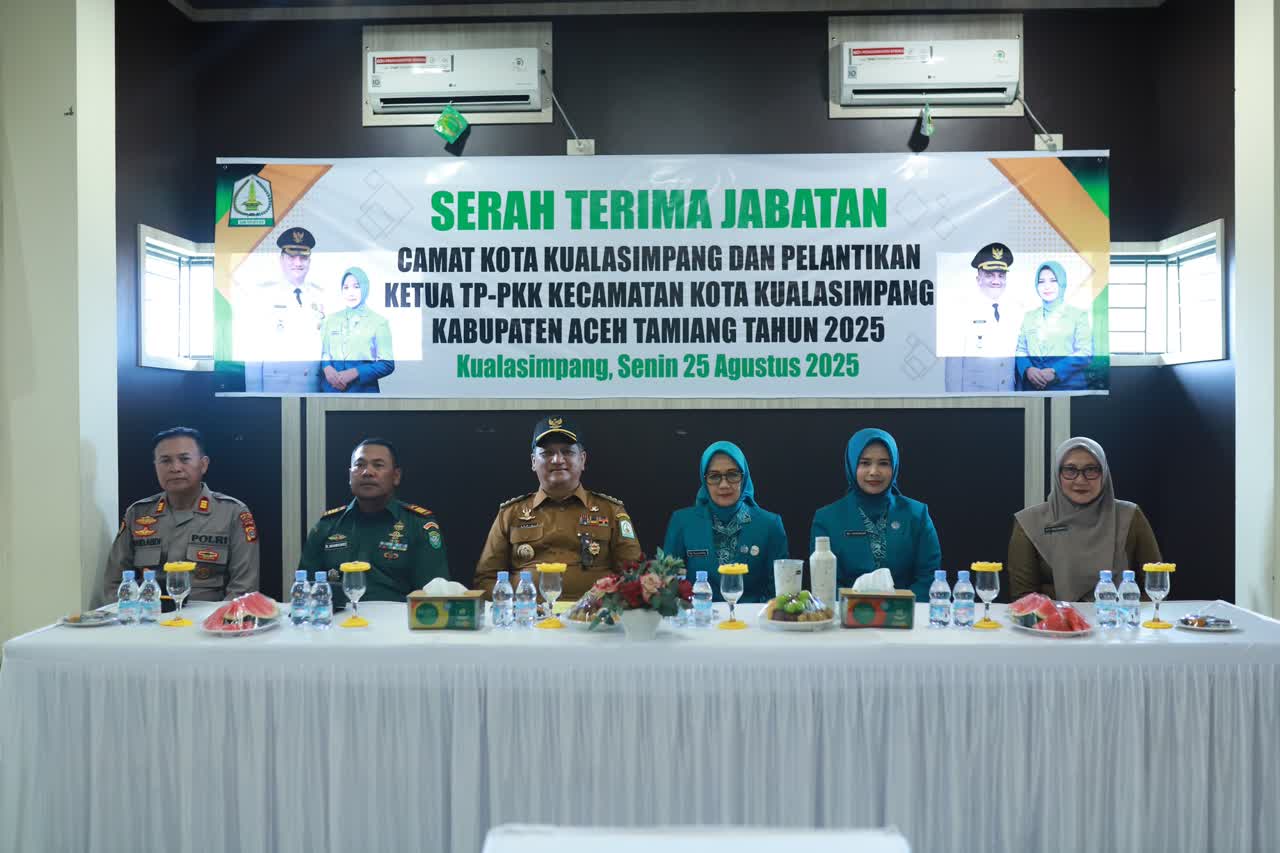 Keterangan Gambar: Bupati Aceh Tamiang, Irjen Pol. (Purn) Drs. Armia Pahmi, MH, memimpin prosesi serah terima jabatan Camat Kota Kualasimpang