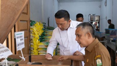 Keterangan Gambar: Dirreskrimsus Polda Aceh Kombes Zulhir Destrian mengimbau para pedagang agar menjual beras sesuai dengan harga eceran tertinggi (HET)