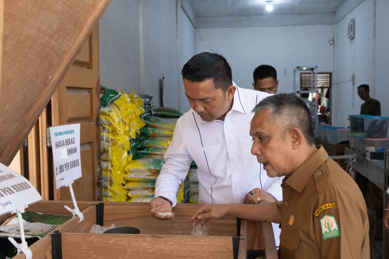 Keterangan Gambar: Dirreskrimsus Polda Aceh Kombes Zulhir Destrian mengimbau para pedagang agar menjual beras sesuai dengan harga eceran tertinggi (HET)