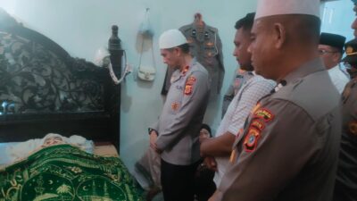 Keterangan Gambar: Kapolda Aceh Brigjen Pol Marzuki didampingi Kapolres Pidie AKBP Jaka Mulyana, SIK, MIK, melayat ke rumah duka almarhumah Ita Mustika, istri dari Aipda Iswadi, S.H.,