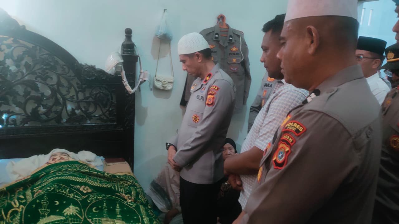 Keterangan Gambar: Kapolda Aceh Brigjen Pol Marzuki didampingi Kapolres Pidie AKBP Jaka Mulyana, SIK, MIK, melayat ke rumah duka almarhumah Ita Mustika, istri dari Aipda Iswadi, S.H.,