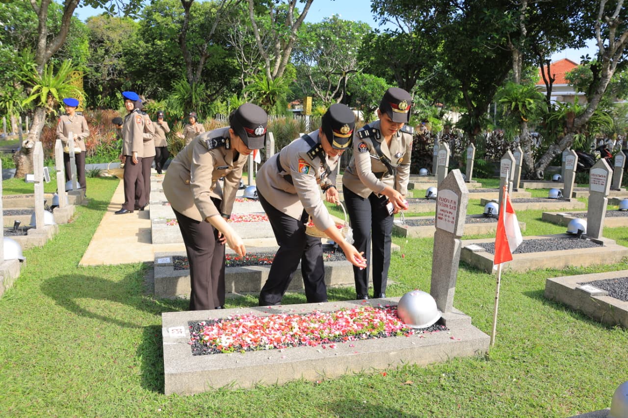 Keterangan Gambar: Polwan Mabes Polri melaksanakan kegiatan Ziarah dan Tabur Bunga di Taman Makam Pahlawan Nasional (TMPN) Kalibata, Jakarta Selatan