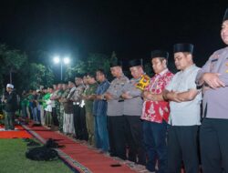 Polres Jombang Bersama Ratusan Driver Ojol Gelar Salat Gaib dan Doa Bersama Untuk Affan Kurniawan