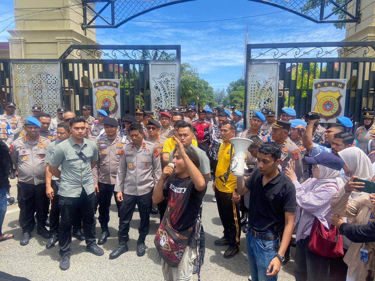 Keterangan Gambar: Kapolda Aceh Brigjen Pol Drs. Marzuki Ali Basyah, M.M., menyampaikan apresiasi kepada mahasiswa yang tergabung dalam Gerakan Solidaritas Rakyat Aceh