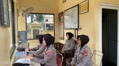 Keterangan Gambar: Polwan dengan penuh sigap dan ramah menjaga keamanan, baik di lingkungan mako