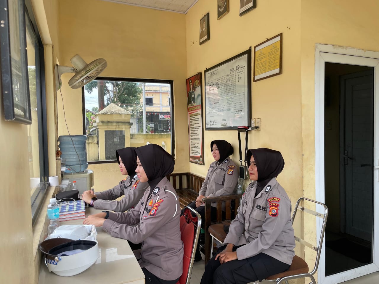 Keterangan Gambar: Polwan dengan penuh sigap dan ramah menjaga keamanan, baik di lingkungan mako