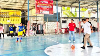Keterangan Gambar: Mewakili Bupati, Kepala Dinas Pariwisata, Pemuda dan Olahraga Aceh Tamiang, M. Farij, S.STP, M.SP membuka Open Tournament Futsal “Ezan Doorsmeer Cup” Tahun 2025