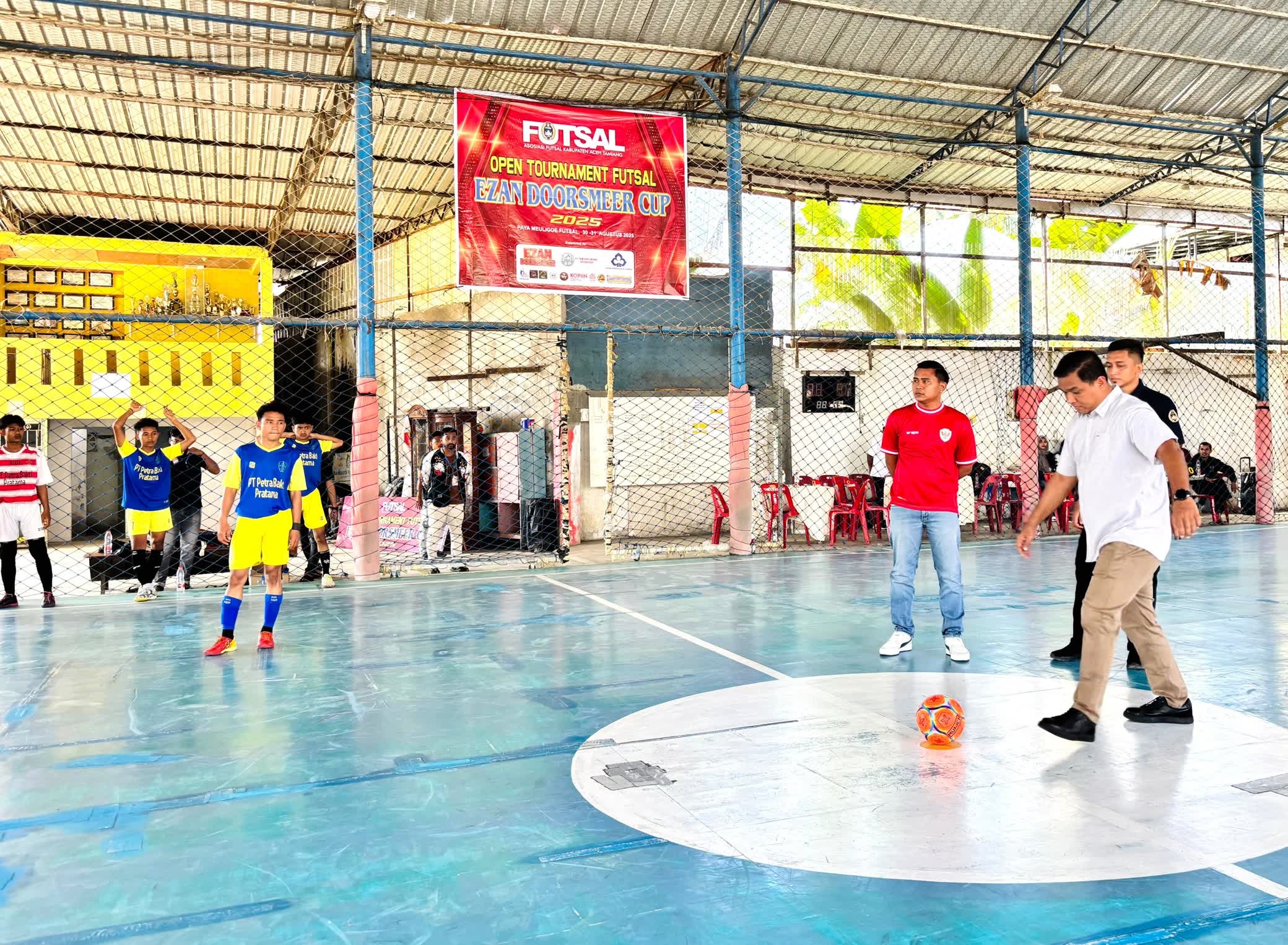 Keterangan Gambar: Mewakili Bupati, Kepala Dinas Pariwisata, Pemuda dan Olahraga Aceh Tamiang, M. Farij, S.STP, M.SP membuka Open Tournament Futsal “Ezan Doorsmeer Cup” Tahun 2025