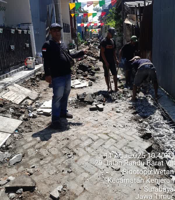 Keterangan Gambar : Proyek Dakel Kelurahan Sidotopo Wetan Jalan Randu Barat GG 7 Surabaya