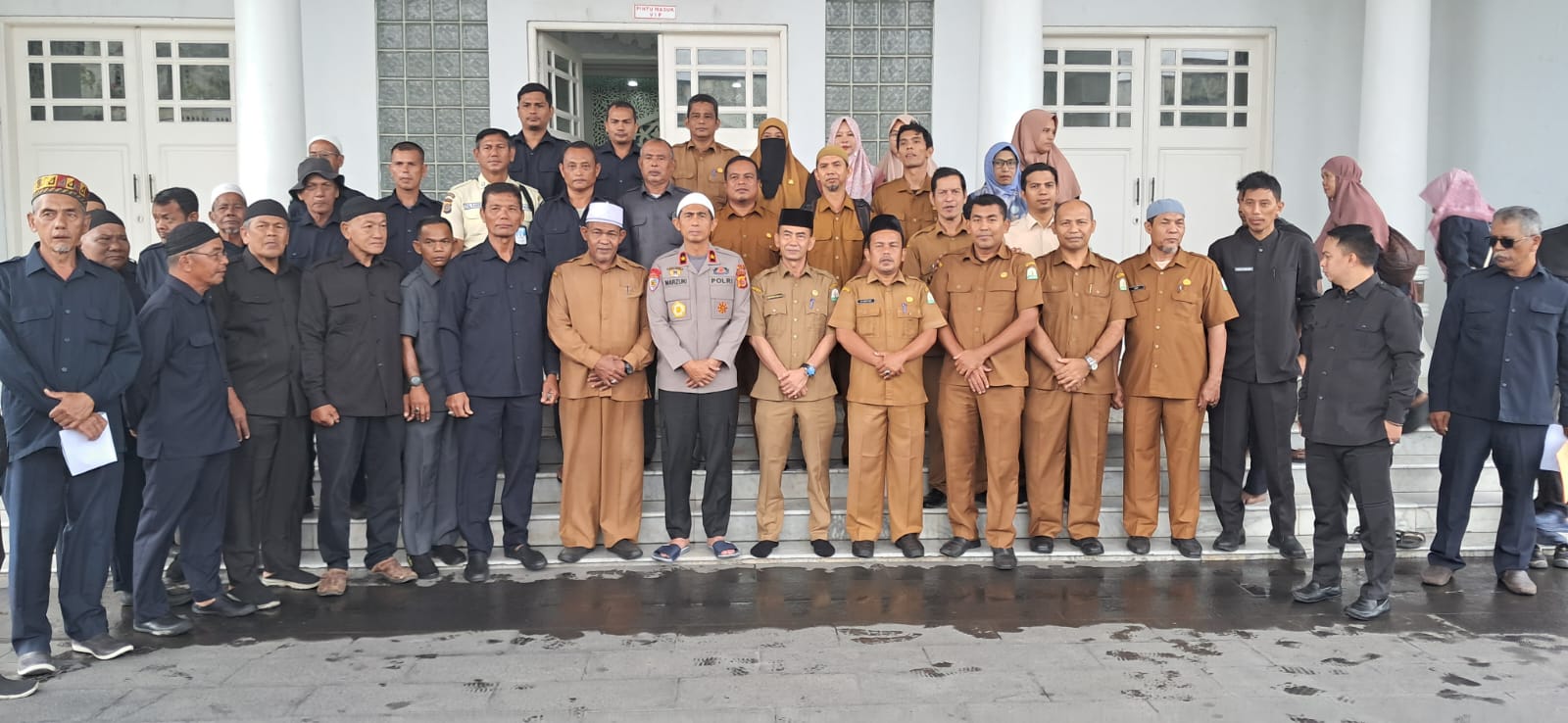Keterangan Gambar: Kapolda Aceh Brigjen Pol Marzuki Ali Basyah bersama jajaran pengurus Masjid Raya Baiturrahman