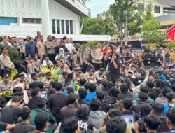 Hadir di Tengah Massa, Kapolda Aceh Tegas Ingatkan Pendemo Agar Tidak Anarkis