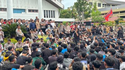 Keterangan Gambar: Kapolda Aceh Brigjen Pol Marzuki Ali Basyah turun langsung ke tengah massa aksi unjuk rasa di depan Gedung DPRA