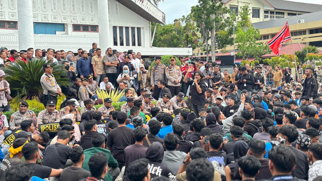 Keterangan Gambar: Kapolda Aceh Brigjen Pol Marzuki Ali Basyah turun langsung ke tengah massa aksi unjuk rasa di depan Gedung DPRA