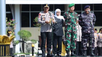 Keterangan Gambar: Kapolda Jatim Irjen Pol Drs. Nanang Avianto, M.Si, Gubernur Jawa Timur Khofifah Indar Parawansa, Pangdam V Brawijaya, Mayjen TNI Rudy Saladin, Dankodaeral V, Laksamana Muda TNI Ali Triswanto, Wakapolda Jatim, Brigjen. Pol. Dr. Pasma Royce beserta para pejabat utama Polda Jatim dan Kodam V Brawijaya.