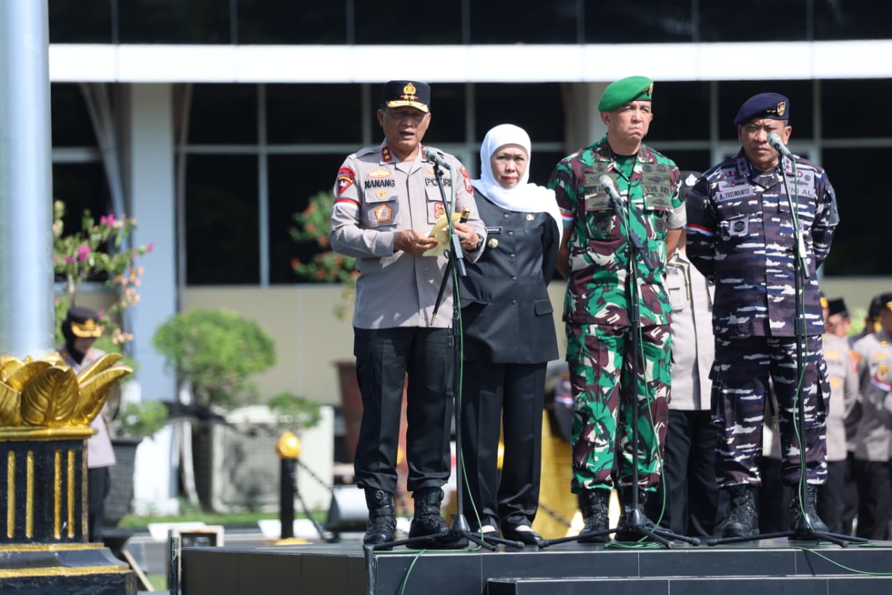 Keterangan Gambar: Kapolda Jatim Irjen Pol Drs. Nanang Avianto, M.Si, Gubernur Jawa Timur Khofifah Indar Parawansa, Pangdam V Brawijaya, Mayjen TNI Rudy Saladin, Dankodaeral V, Laksamana Muda TNI Ali Triswanto, Wakapolda Jatim, Brigjen. Pol. Dr. Pasma Royce beserta para pejabat utama Polda Jatim dan Kodam V Brawijaya.