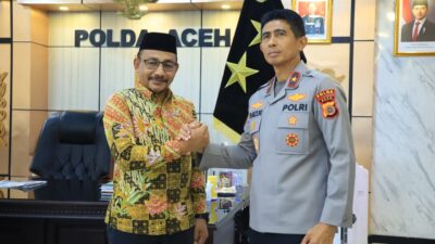 Keterangan Gambar: Anggota DPD RI asal Aceh, H. Sudirman atau yang akrab disapa Haji Uma, memberikan apresiasi kepada Kapolda Aceh Brigjen Pol Marzuki Ali Basyah