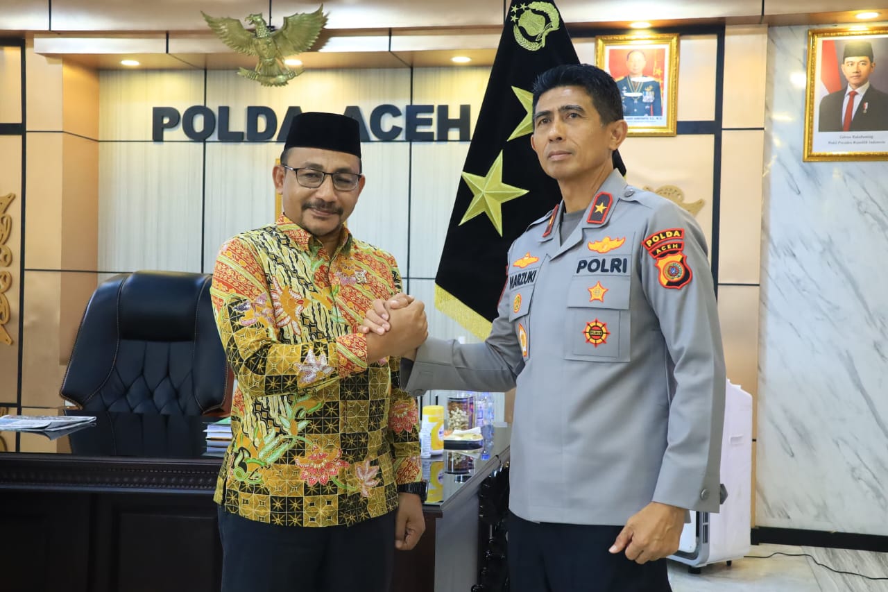 Keterangan Gambar: Anggota DPD RI asal Aceh, H. Sudirman atau yang akrab disapa Haji Uma, memberikan apresiasi kepada Kapolda Aceh Brigjen Pol Marzuki Ali Basyah