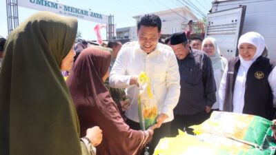 Gubernur Jawa Timur Bersama Bupati Sidoarjo Tinjau Langsung Kegiatan Pasar Murah di Sidoarjo
