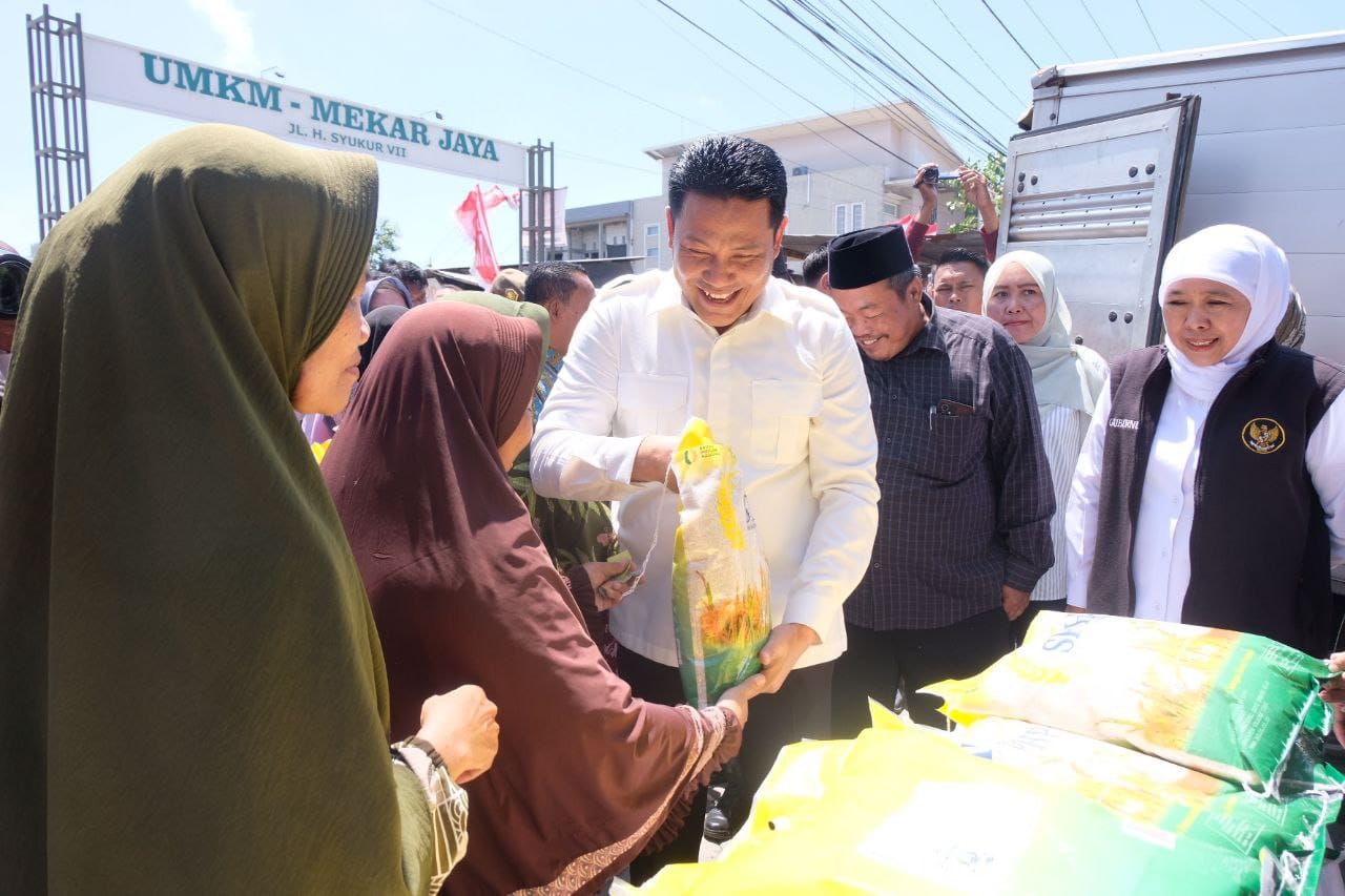 Gubernur Jawa Timur Bersama Bupati Sidoarjo Tinjau Langsung Kegiatan Pasar Murah di Sidoarjo