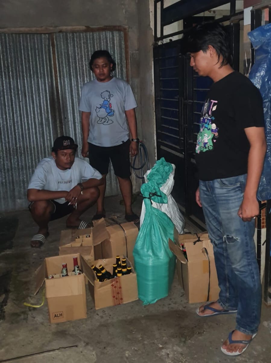 Polres Jombang Ringkus Dua Pengedar Miras, Sita Ratusan Botol Miras Dari Berbagai Merk