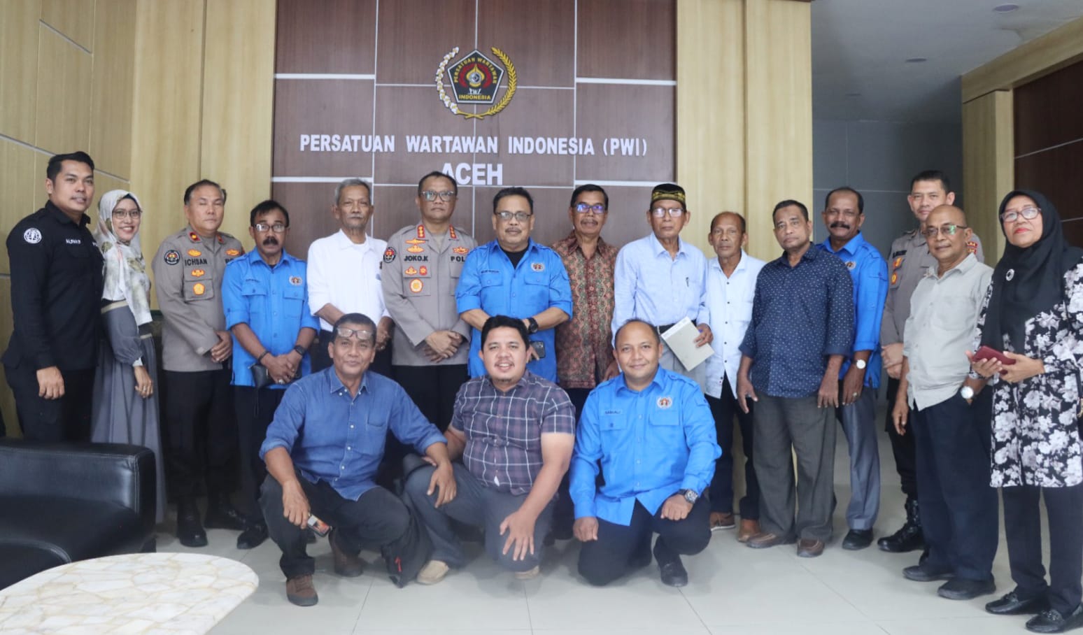 Keterangan Gambar: Kapolda Aceh Brigjen Marzuki Ali Basyah melalui Kabid Humas Kombes Joko Krisdiyanto bersama insan pers