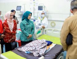 Istri Wabup Menjenguk Bayi Al Fatih di RSUD Muda Sedia
