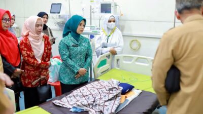 Keterangan Gambar: istri Wakil Bupati Aceh Tamiang, Lindawati Ismail, saat memasuki ruang intensif RSUD Muda Sedia