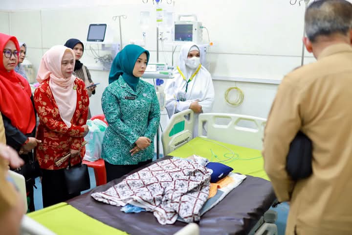 Keterangan Gambar: istri Wakil Bupati Aceh Tamiang, Lindawati Ismail, saat memasuki ruang intensif RSUD Muda Sedia
