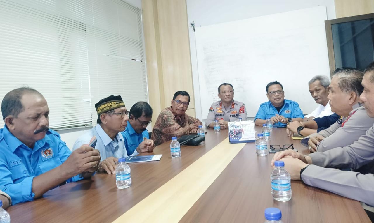 Keterangan Gambar: Kabid Humas Polda Aceh, Kombes Pol Joko Krisdiyanto, saat bersilaturahmi dengan Pengurus Persatuan Wartawan Indonesia (PWI) Aceh