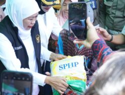 Gubernur Jatim Didampingi Wakil Bupati Sidoarjo, Gelar Pasar Murah di Taman. Gubernur Khofifah: Stok Pangan Aman, Fokus pada Kelancaran Distribusi