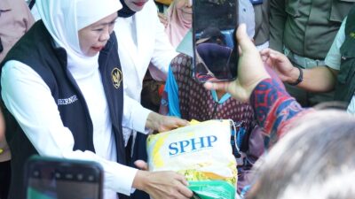 Gubernur Jatim Didampingi Wakil Bupati Sidoarjo, Gelar Pasar Murah di Taman. Gubernur Khofifah: Stok Pangan Aman, Fokus pada Kelancaran Distribusi