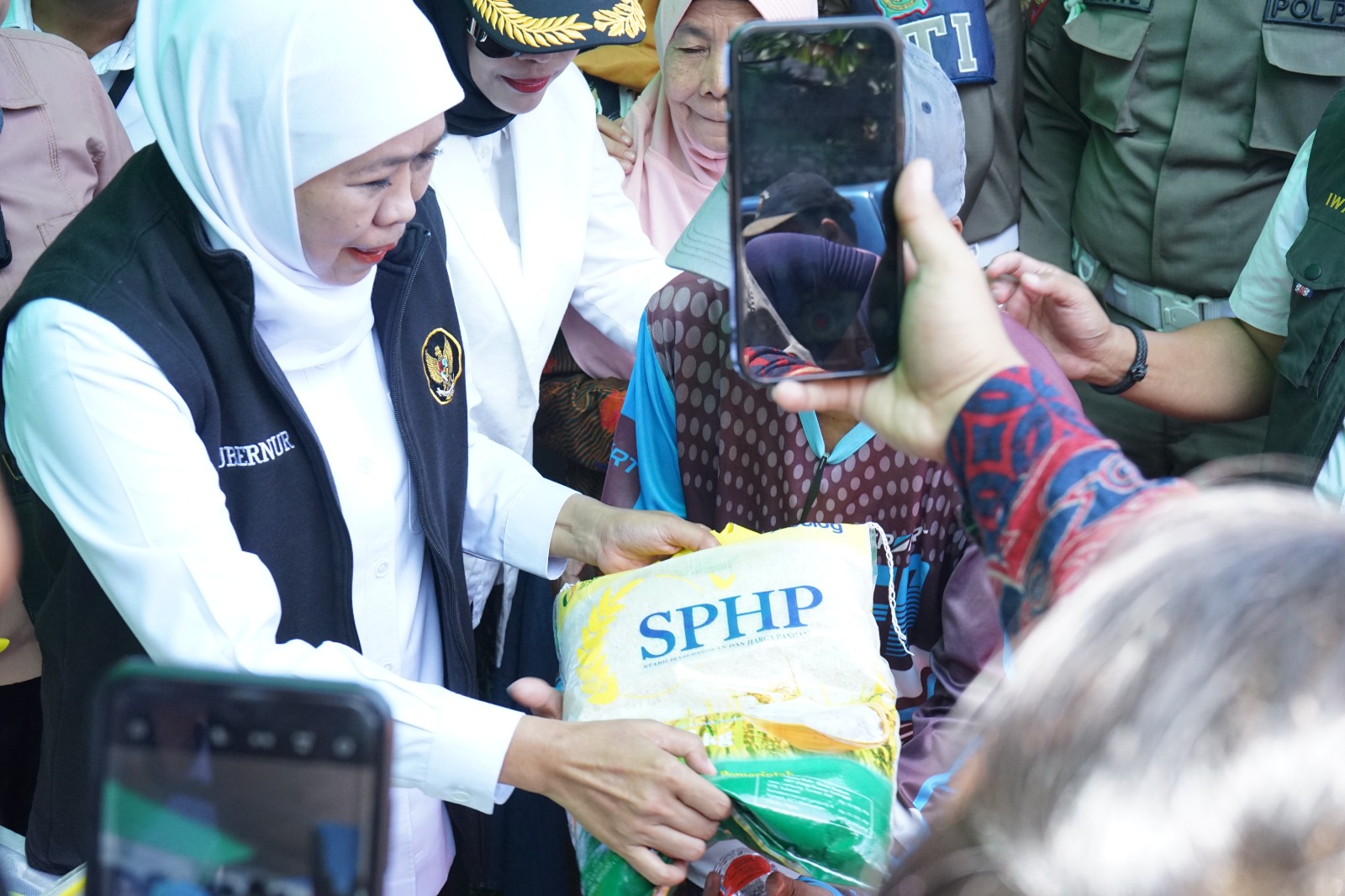 Gubernur Jatim Didampingi Wakil Bupati Sidoarjo, Gelar Pasar Murah di Taman. Gubernur Khofifah: Stok Pangan Aman, Fokus pada Kelancaran Distribusi