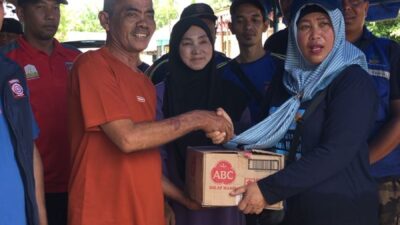 Keterangan Gambar: Sekretaris Daerah beserta tim untuk meninjau langsung lokasi terdampak banjir dan menyalurkan bantuan