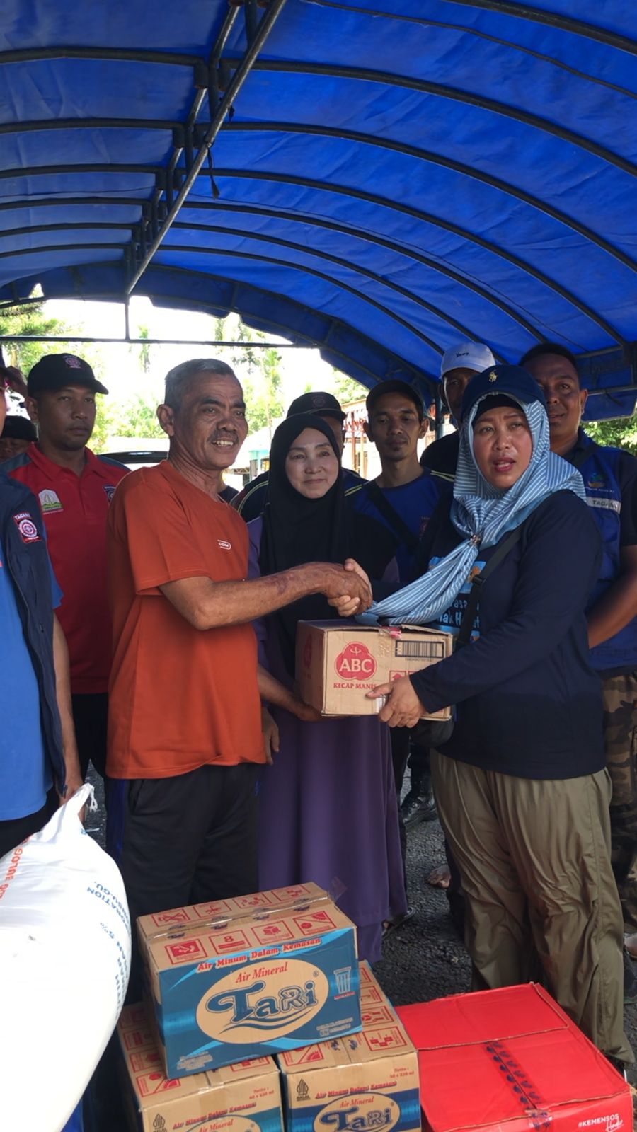 Keterangan Gambar: Sekretaris Daerah beserta tim untuk meninjau langsung lokasi terdampak banjir dan menyalurkan bantuan