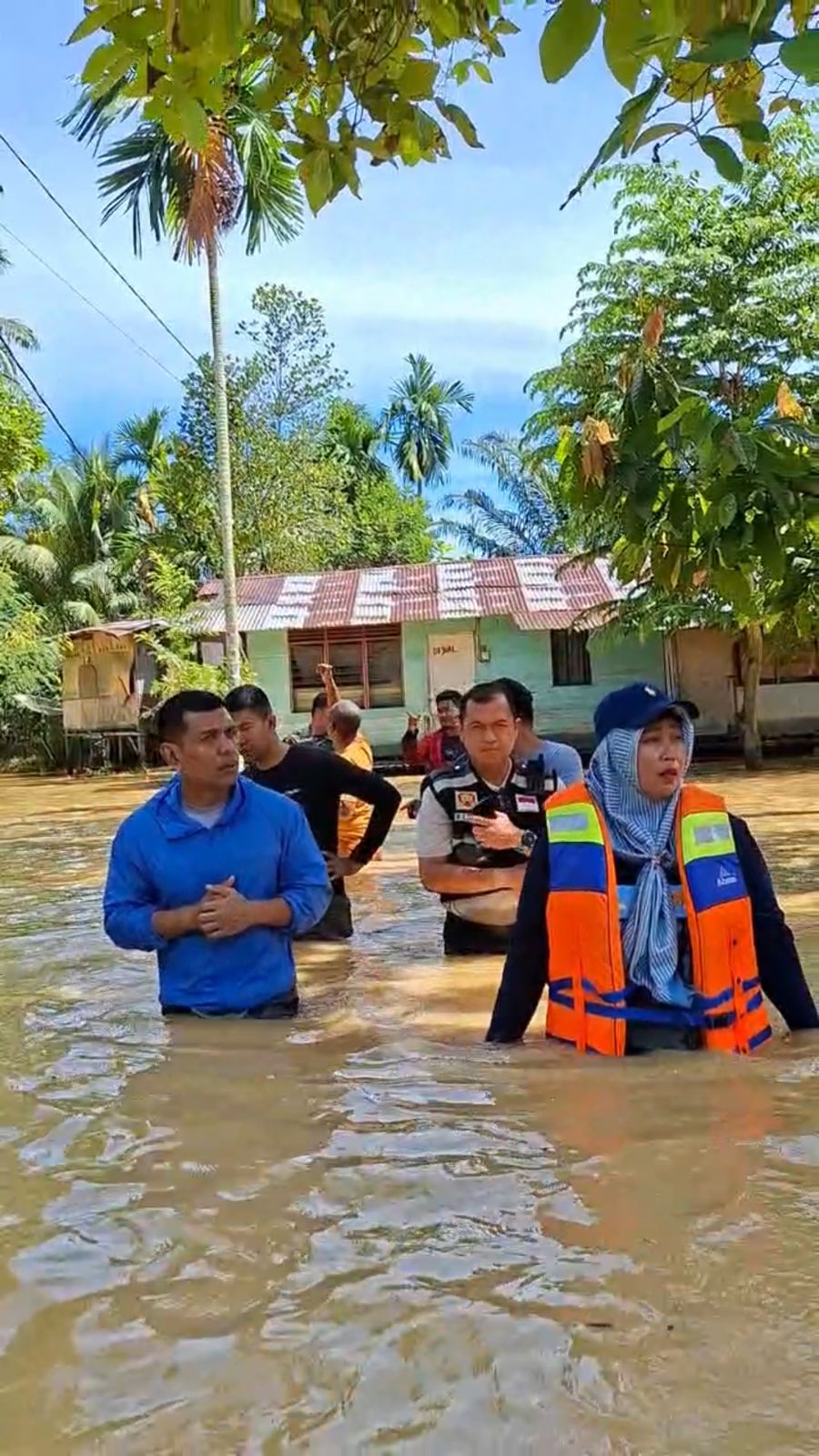 Keterangan Gambar: Sekretaris Daerah beserta tim untuk meninjau langsung lokasi terdampak banjir dan menyalurkan bantuan