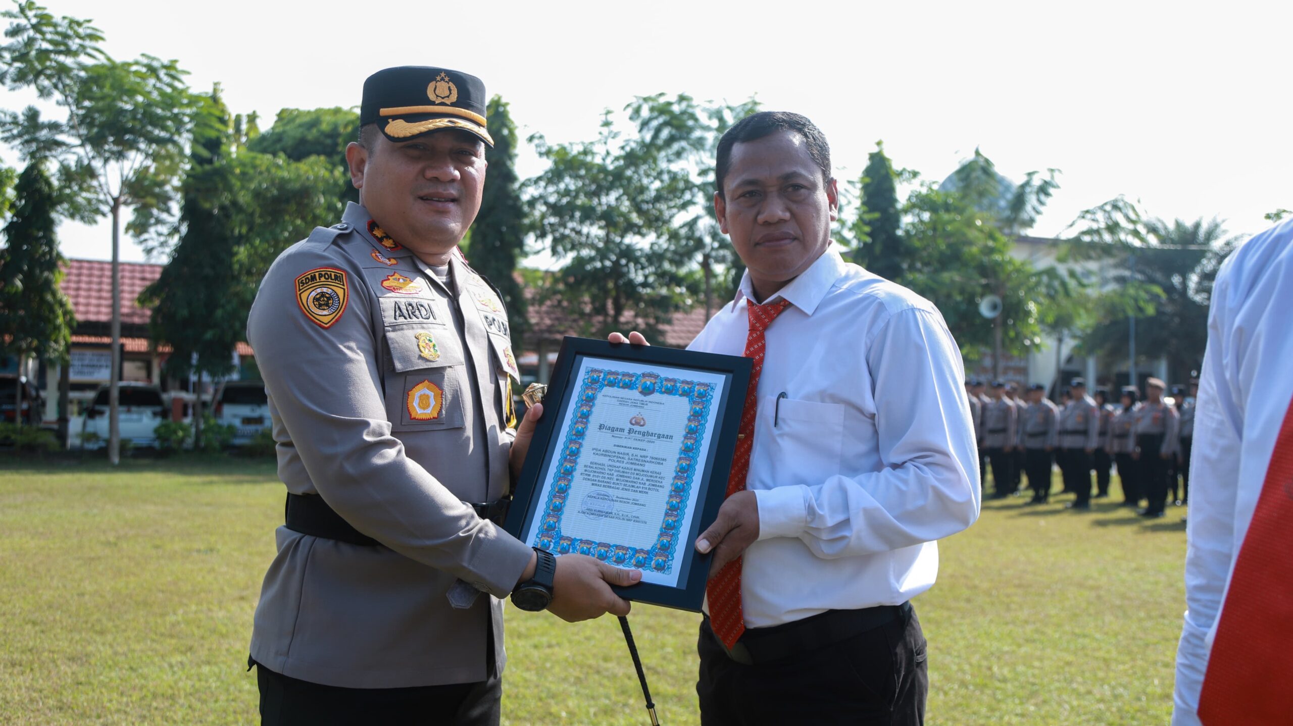 Kapolres Jombang Berikan Penghargaan kepada 17 PNPP Berprestasi
